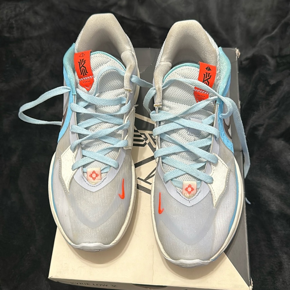 Men’s Kyrie low 5.  Slightly used